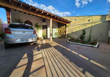 Casa térrea com 2 dormitórios localizada no bairro parque igaçaba.