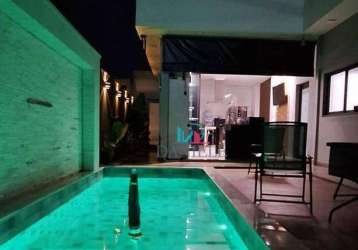 Linda casa com piscina no condomínio tivoli