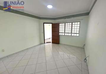 Casa á venda com 03 dormitórios (sendo 01 suíte) em ótima localização, imóvel de uso misto, próximo ao centro e a vários comercios