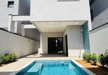 Belíssima casa com 3 suítes uma sendo master, piscina e 2 vagas, de 150m².