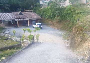 Casa com 3 quartos, piscina, área de festas, garagem para 4 carros, terreno com 690 m² a poucos minutos do centro de brusque