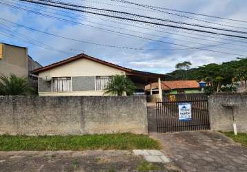 Residência com 3 quartos e um amplo terreno