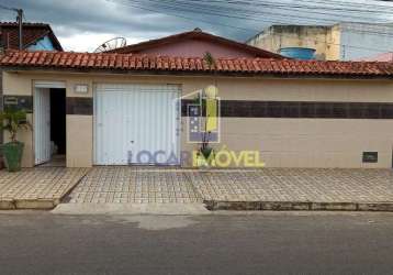 Casa averbada  à venda com 3/4 + dependência, 03 vagas de garagem com bastante espaço em ótima loca