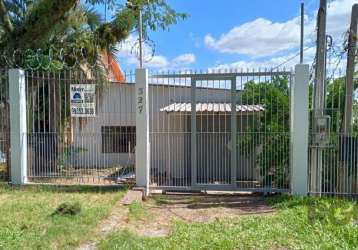 Casa mista podendo ser usada como comercial ou residêncial, com grande galpão a frente e aos fundos casa com cozinha sala e quarto, fogão campeiro e espaço para 2 carros e estacionamento em frente a c