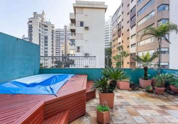 Ótima cobertura duplex, no bairro rio branco, andar alto, com 203m² privativos, de 3 dormitórios e 2 vagas. possui no andar inferior: amplo living para 2 ambientes com rebaixe em gesso e sacada integr