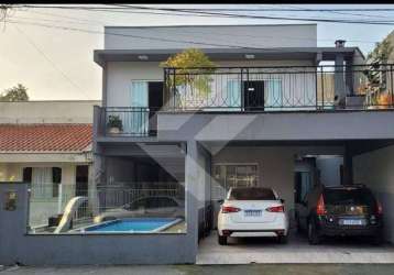 Sobrado dentro de condominio fechado com 4 suítes 1 banheiro social, garagem para 2 carros e área de festa com piscina