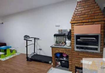 Lindo sobrado com 2 vagas  2 dormitórios,  podendo ser feito mais um , sala de 2 ambientes,  quem ver gosta, linda área no quarto com redes  130m² qua