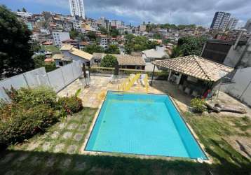 Casa super espaçosa e confortável no condomínio fechado, quinta do candeal. 4 suítes com piscina, churrasqueira e bastante espaço com jardim.