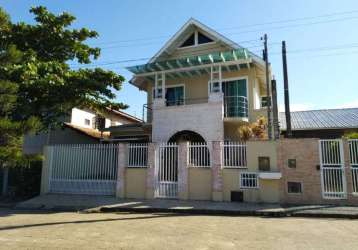 Casa de dois pavimentos com 4 dormitórios à venda, centro - balneário piçarras/sc