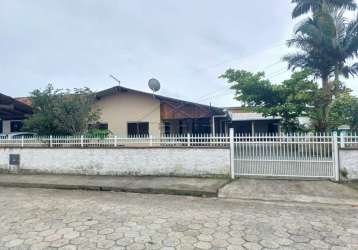 Casa, 04 dormitórios, com amplo terreno, 1km da praia, no gravatá, navegantes!