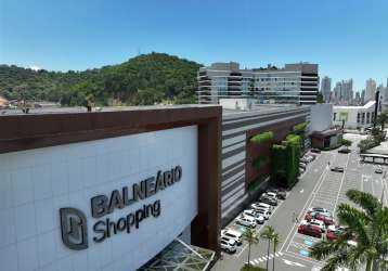 Apartamento em cima do shopping balneário! 2 suítes, 2 vagas! só entrar e morar!