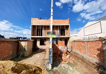 Sobrados em fase de construção à venda na região do vitória régia, com amplo espaço interno.