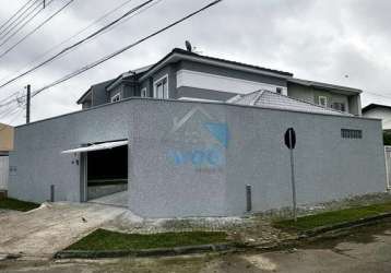 Sobrado de esquina à venda no bairro uberara, com três quartos (um suíte), sala de estar/jantar, cozinha, lavabo, garagem coberta para três carros.