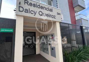 Apartamento com 02 dormitórios sendo 01 suíte e sacada no residencial dalcy queiroz