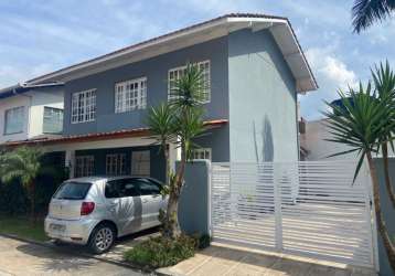 Sobrado a venda 3 quartos, 3 vagas de garagem no centro de balneário camboriú!!!