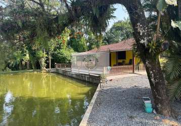 Sítio com 7.200 m2, escriturado, frente para o asfalto, com residência de 3 dormitórios, lago, aceita permuta