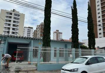 Casa de alvenaria com extensa área externa