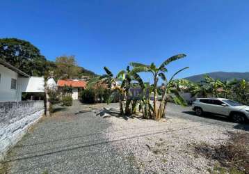 Casa térrea com piscina em amplo terreno!