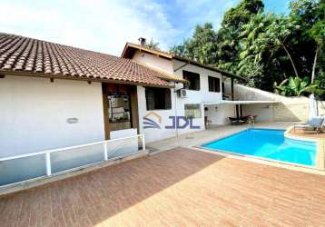 Casa com piscina no bairro da velha