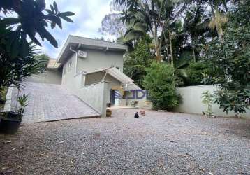 Casa com muita privacidade em terreno com 560.95 m²