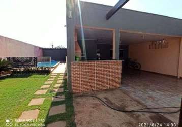 Linda casa com piscina a venda