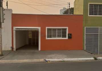 Casa para locação bem localizada