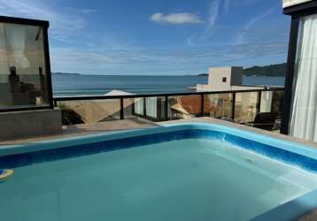 Cobertura duplex com 4 dormitórios, piscina e uma linda vista da praia de mariscal