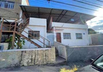 Duas casas com galpão no jardim de alá