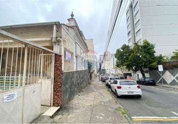 Casa para locação na rua floriano peixoto com 15 cômodos , 9 banheiros, 3 áreas descobertas, 2 vagas de garagem no centro da cidade. ponto comercial