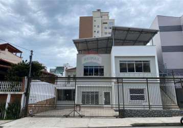 Casa comercial com aprox. 200m², três pavimentos perfazendo um total de 500m² área construída.