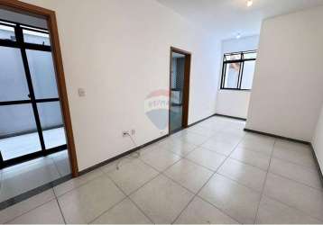 Apartamento com sala, 2 quartos com suite, cozinha com armários, lavanderia com área externa e 1 vaga de garagem, prédio com elevador.