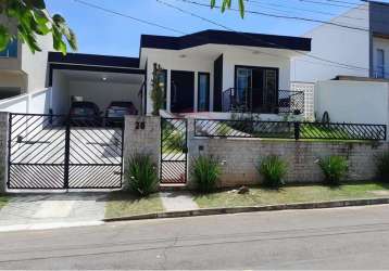 Casa linear para locação no condomínio são lucas 02 suítes, área gourmet, piscina.