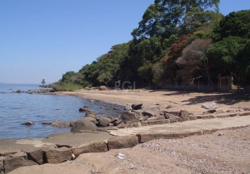 Banhistas aproveitam praias de Porto Alegre mesmo com Guaíba mais