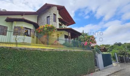 Casa com 4 quartos à venda na Rua Luiz Altemburg Senior, 462, Escola Agrícola, Blumenau, 307 m2 por R$ 1.400.000