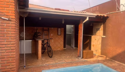 Casa com piscina e churrasqueira no Monte Alegre
