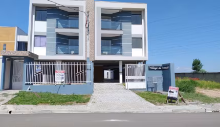 Ap. Village France 2 Quartos c/1 suíte, vaga coberta, sac. c/ churrasq. Bifásico. Único Neste Padrão. 2 bwc, 1 vaga.