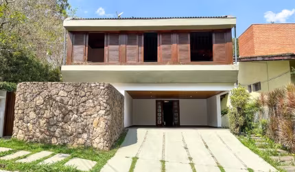 Casa de Luxo no Condomínio Jardim Morumbi - 5 Quartos, 3 Suítes, 6 Banheiros, 2 Vagas de Garagem, 400m² de Área - São Paulo-SP