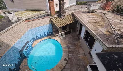 Casa com 4 dormitórios + 1 suíte + edícula  em Ponta da Praia, Santos/SP