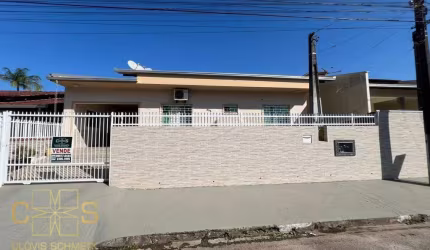 CASA EM TERRENO ÚNICO!!