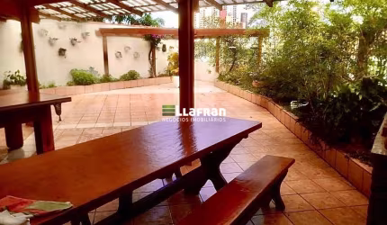 Casa 5 dormitórios no Parque Assunção