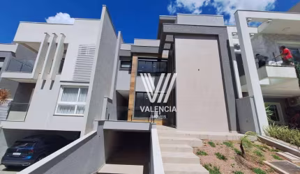 Sobrado em Condominio | 3 Suites | 5 Vagas | 323m² | Uberaba - Curitiba/PR