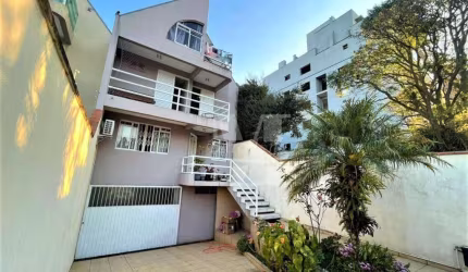 SOBRADO COM ÓTIMO TERRENO HÁ METROS DO PALLADIUM AO LADO MUFFATO 240 M2 SEMI MOBILIADO  ESTUDA PERMUTA POR APARTAMENTO.