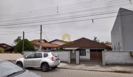 Casa com 3 quartos à venda na Rua Bertoldo Berkembrock, 500, Espinheiros, Joinville por R$ 649.900