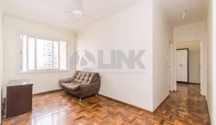 Apartamento de 2 dormitórios à venda no bairro Moinhos de Vento em Porto Alegre próximo ao Parcão
