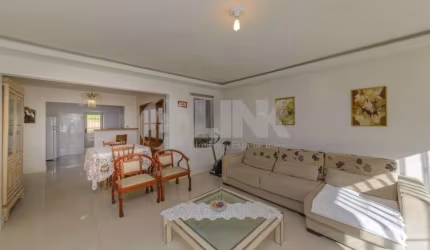 Casa com 3 quartos à venda no bairro Chácara das Pedras em Porto Alegre