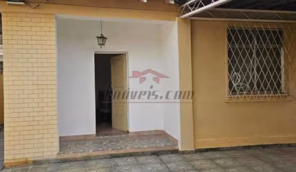 Casa com 3 quartos à venda na Rua Olímpio de Castro, 329, Jardim Sulacap, Rio de Janeiro, 177 m2 por R$ 649.000