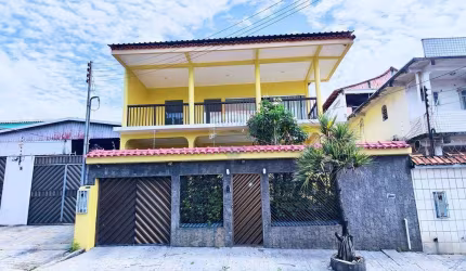 Casa Duplex com 3 espaçosos dormitórios, sendo uma suíte com closet e piscina. No conj. Jardim Oriente, Parque 10, Manaus, Am.