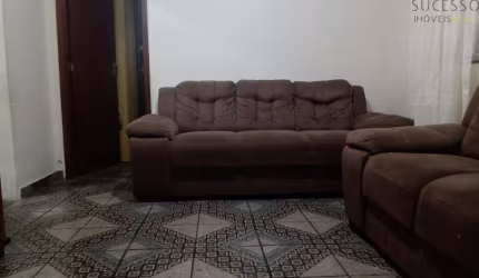 Duas casas à venda em Olaria com terraço
