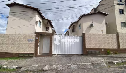 CASA EM CONDOMÍNIO MOBILIADA.