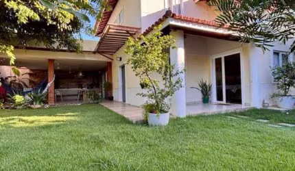 ❌BAIXOU❌ OPORTUNIDADE Incrível casa com 4/4 sendo 03 suítes em Buraquinho! Muito quintal! ENERGIA SOLAR.